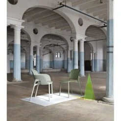 Lot 2 Chaises Design En Technopolymer Recyclé HUG -Magasin À Domicile lot 2 chaises design technopolymer recycle hug 4